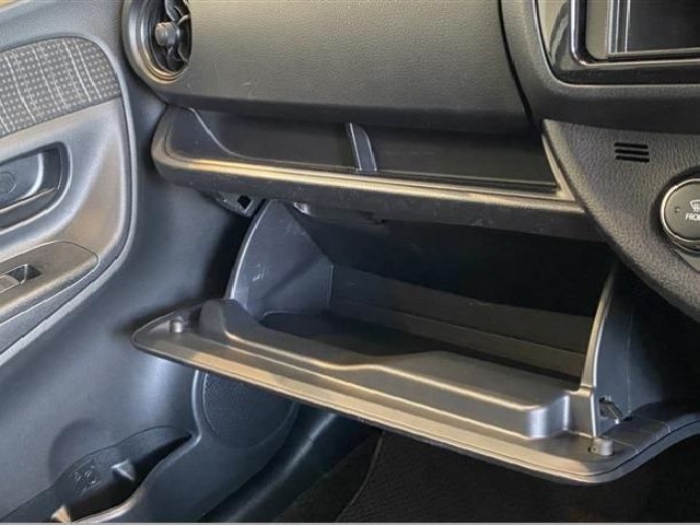 TOYOTA VITZ 2018 Image 29