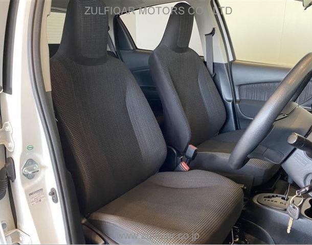 TOYOTA VITZ 2018 Image 30