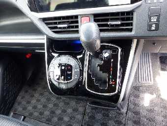 TOYOTA VOXY 2018 Image 25