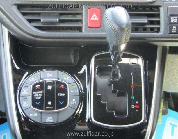 TOYOTA VOXY 2018 Image 12