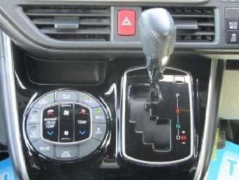 TOYOTA VOXY 2018 Image 12