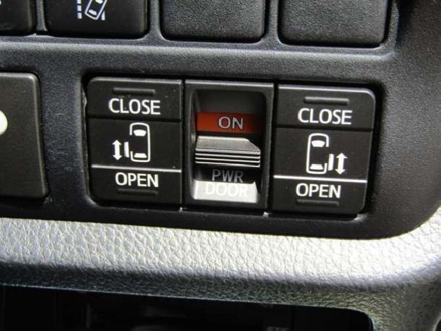 TOYOTA VOXY 2018 Image 23