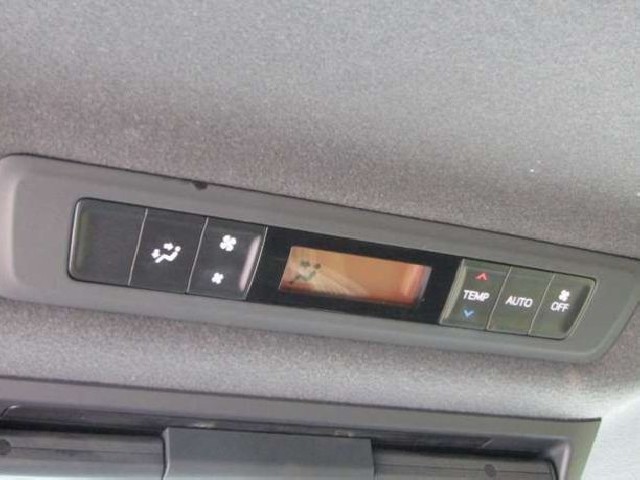 TOYOTA VOXY 2018 Image 24