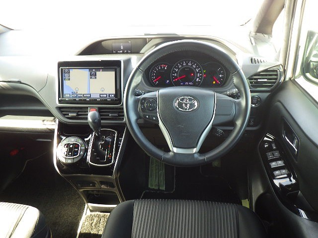TOYOTA VOXY 2018 Image 25