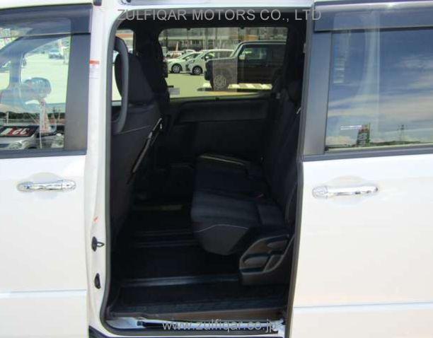 TOYOTA VOXY 2018 Image 8