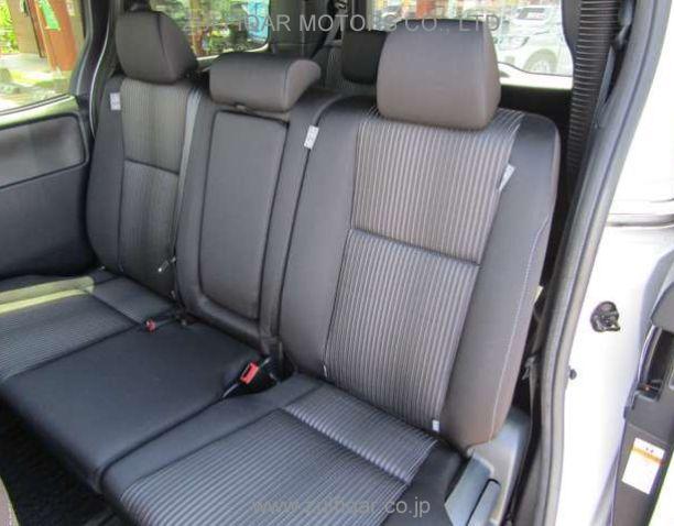 TOYOTA VOXY 2018 Image 9