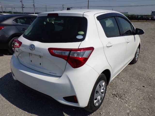 TOYOTA VITZ 2017 Image 21