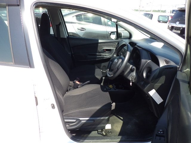 TOYOTA VITZ 2017 Image 23
