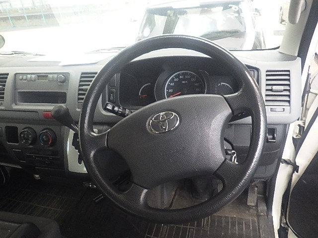 TOYOTA HIACE 2011 Image 19