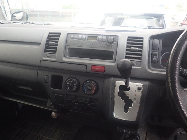 TOYOTA HIACE 2011 Image 20