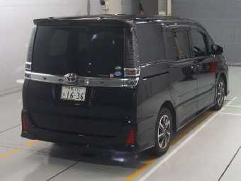 TOYOTA VOXY 2017 Image 2