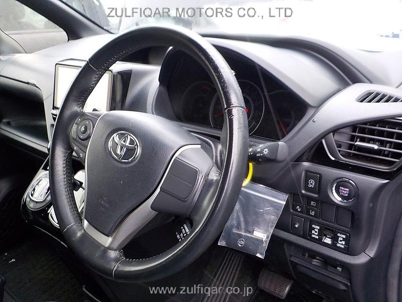 TOYOTA VOXY 2017 Image 12