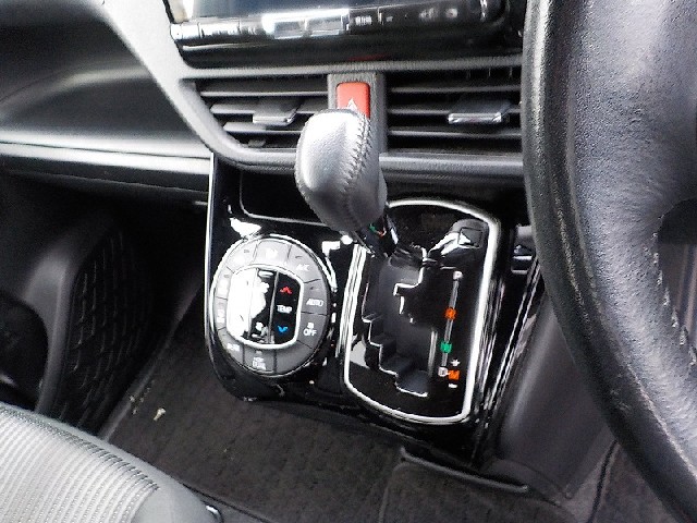 TOYOTA VOXY 2017 Image 20