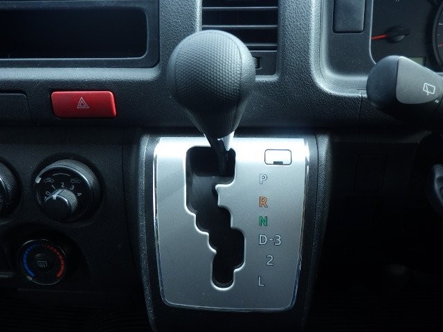 TOYOTA HIACE 2017 Image 25