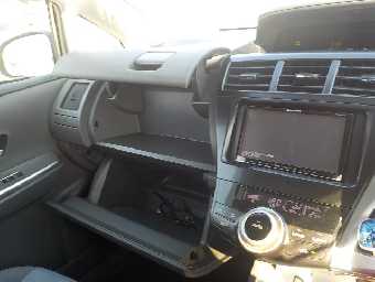 TOYOTA PRIUS ALPHA 2012 Image 11