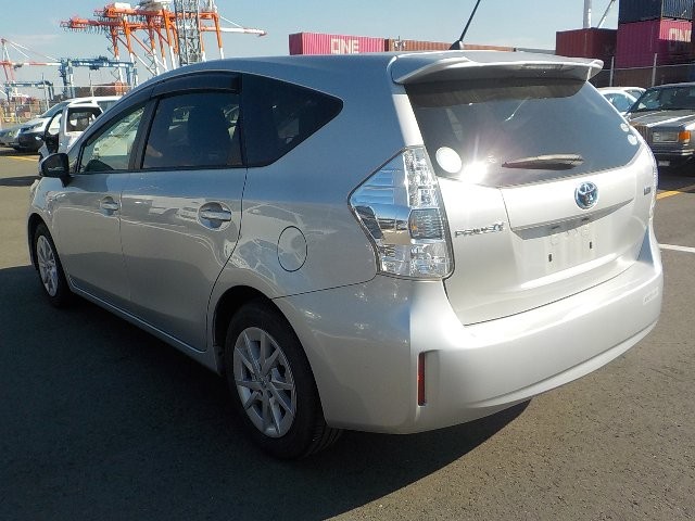 TOYOTA PRIUS ALPHA 2012 Image 24