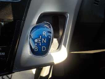 TOYOTA PRIUS ALPHA 2012 Image 10