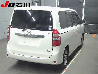 TOYOTA NOAH 2011 Image 2