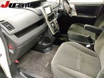 TOYOTA NOAH 2011 Image 4