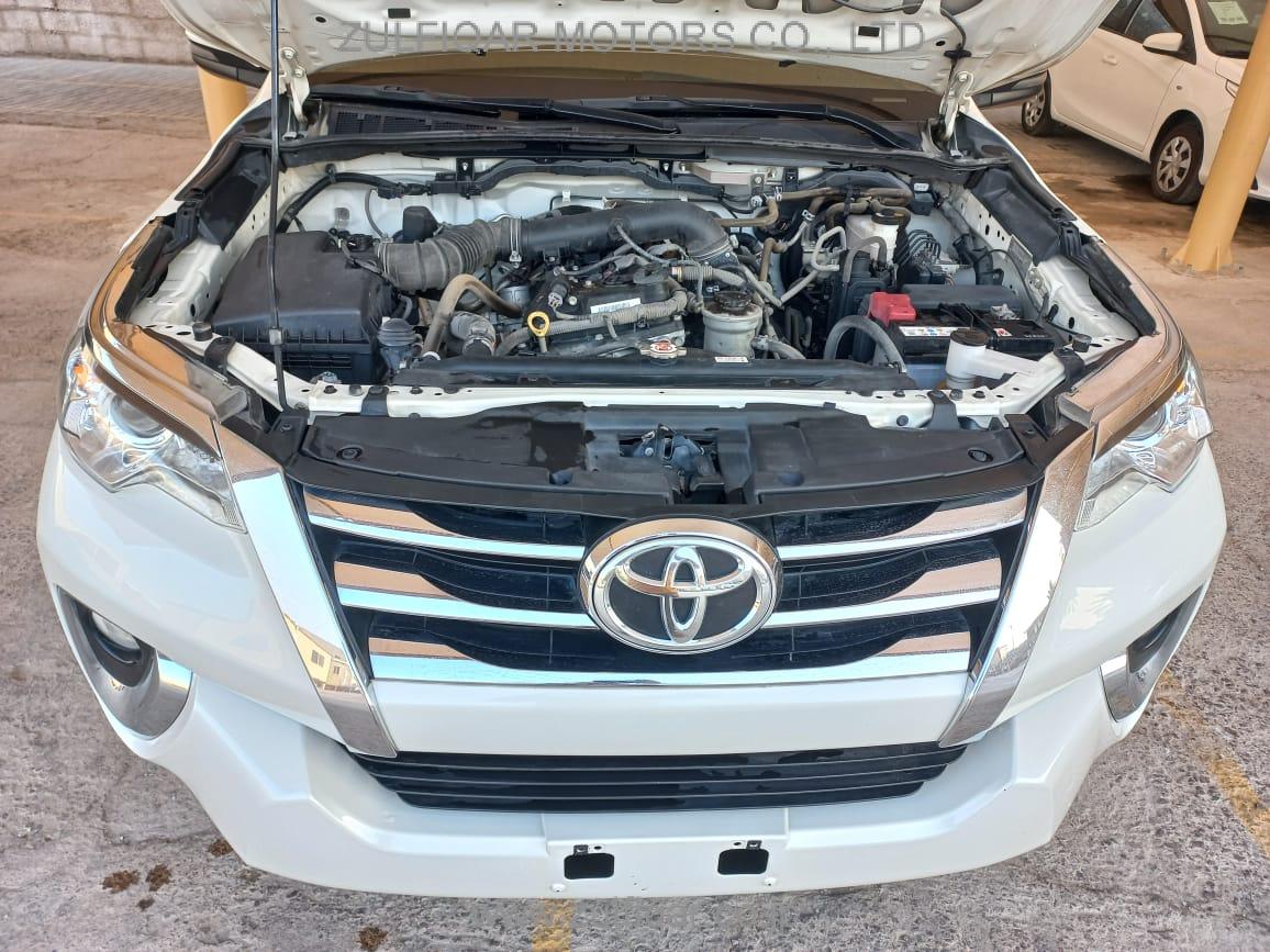 TOYOTA FORTUNER 2018 Image 9