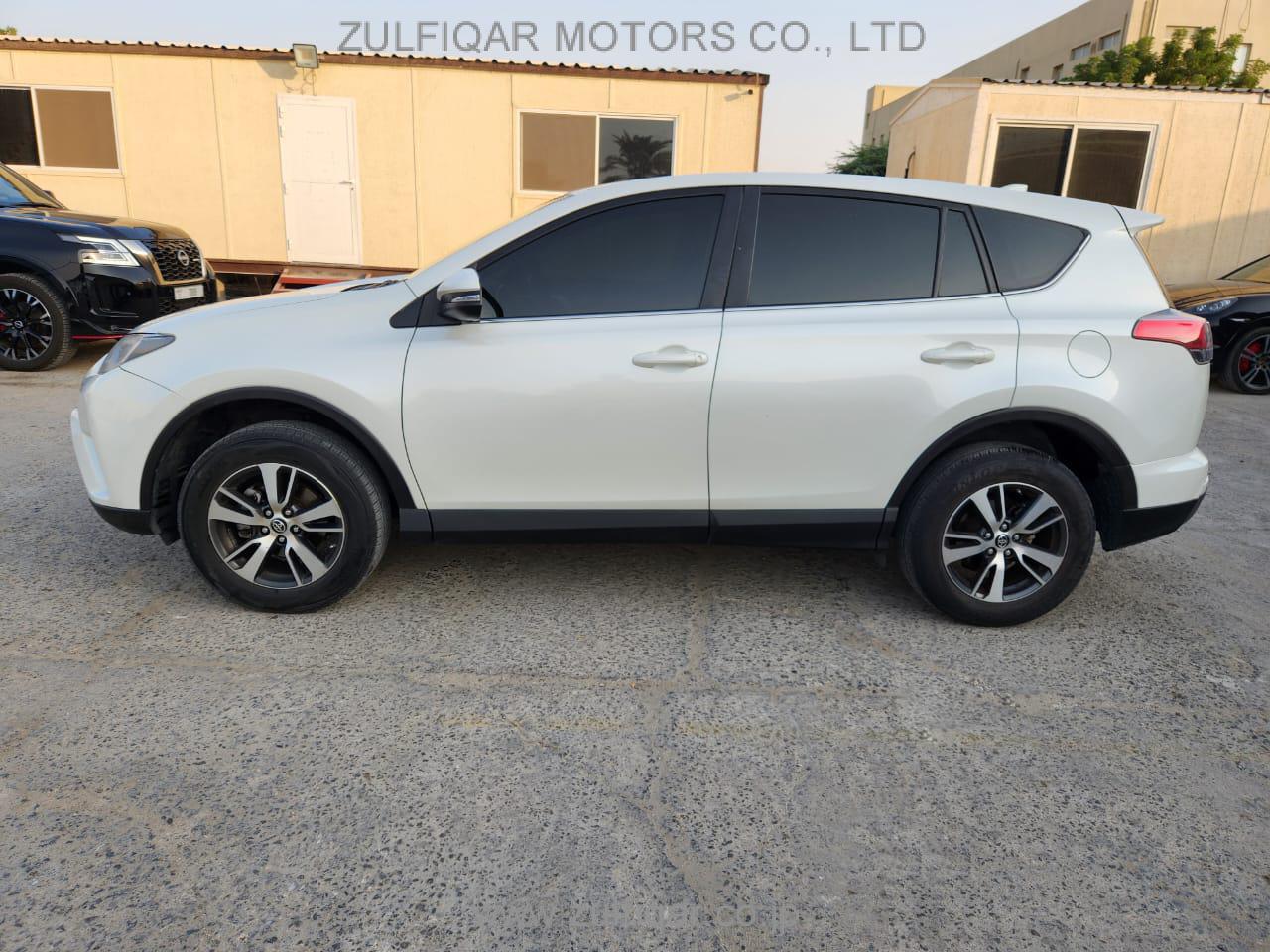 TOYOTA RAV-4 2018 Image 2