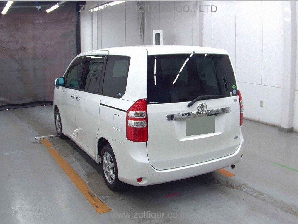 TOYOTA NOAH 2012 Image 2