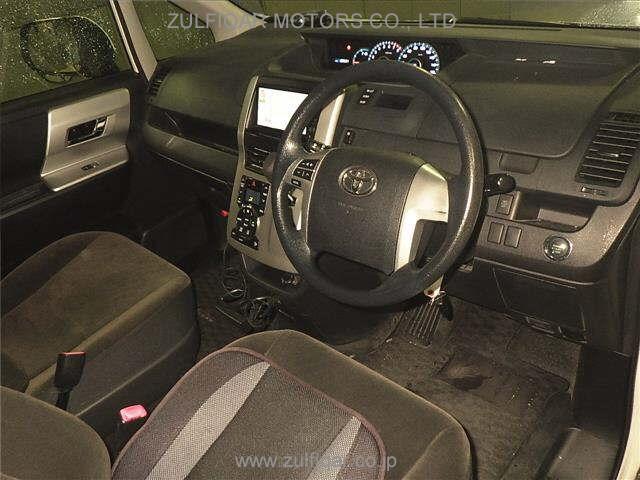 TOYOTA NOAH 2012 Image 3