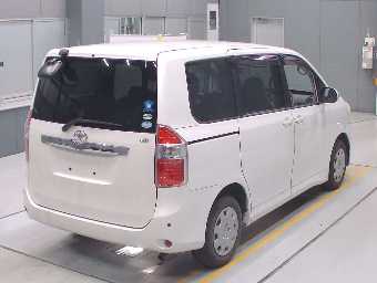 TOYOTA NOAH 2008 Image 2
