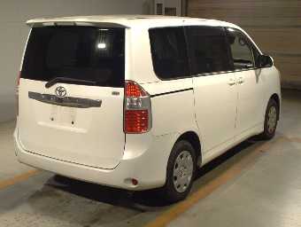 TOYOTA NOAH 2007 Image 2