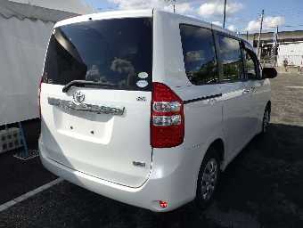TOYOTA NOAH 2011 Image 2