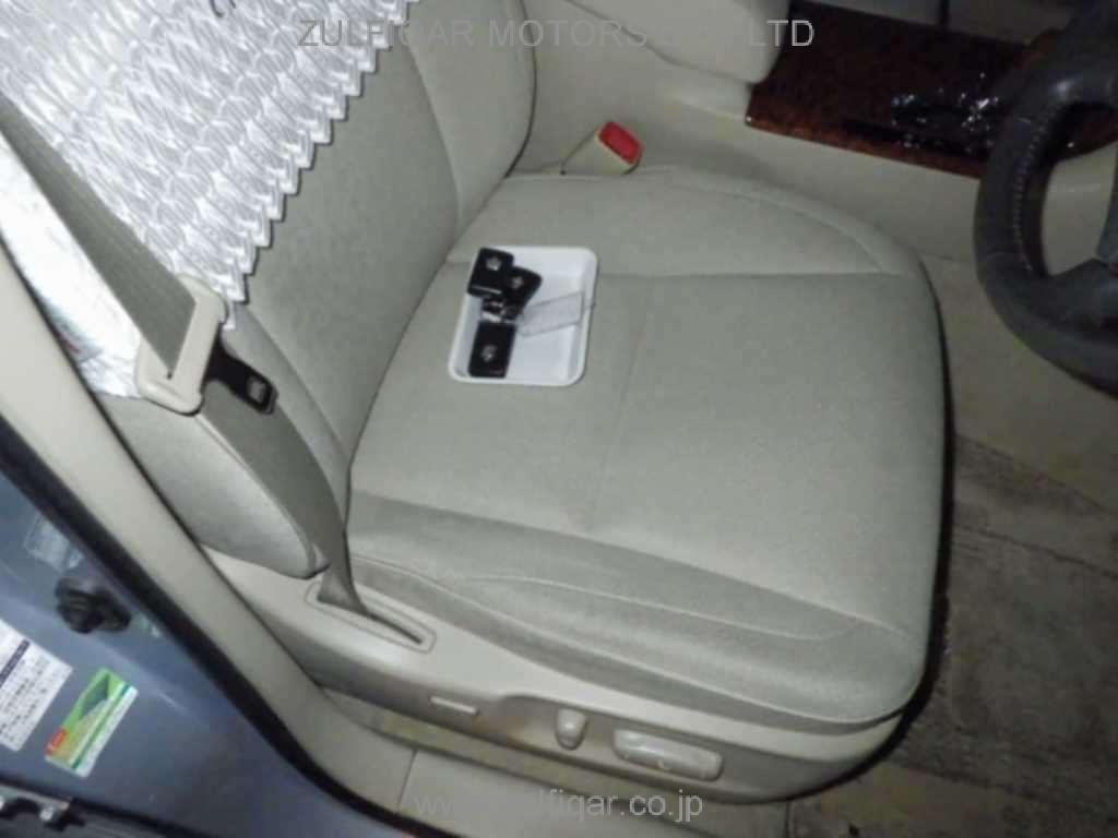 TOYOTA CROWN 2004 Image 8