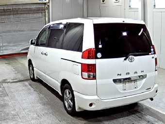 TOYOTA NOAH 2005 Image 2