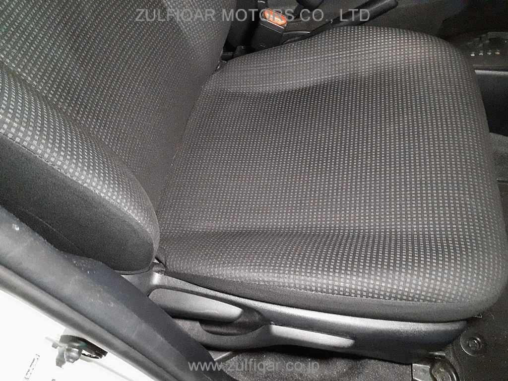 TOYOTA VITZ 2019 Image 8