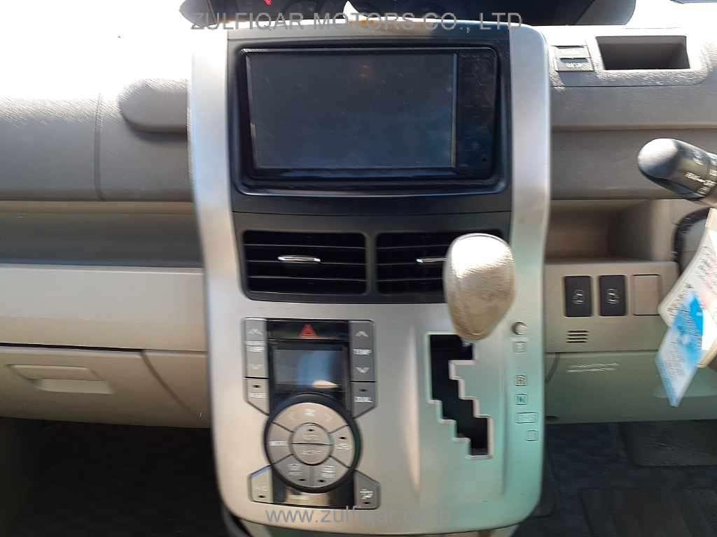 TOYOTA NOAH 2008 Image 10