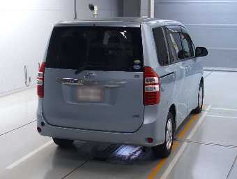 TOYOTA NOAH 2010 Image 2