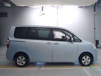 TOYOTA NOAH 2010 Image 3