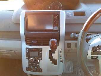 TOYOTA NOAH 2010 Image 10