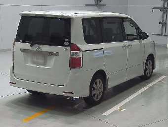 TOYOTA NOAH 2009 Image 2