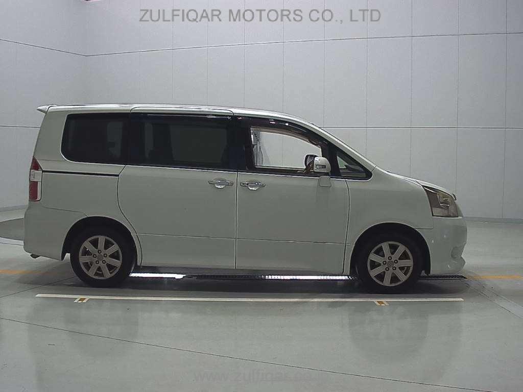 TOYOTA NOAH 2009 Image 3