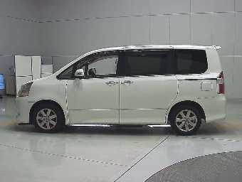 TOYOTA NOAH 2009 Image 4