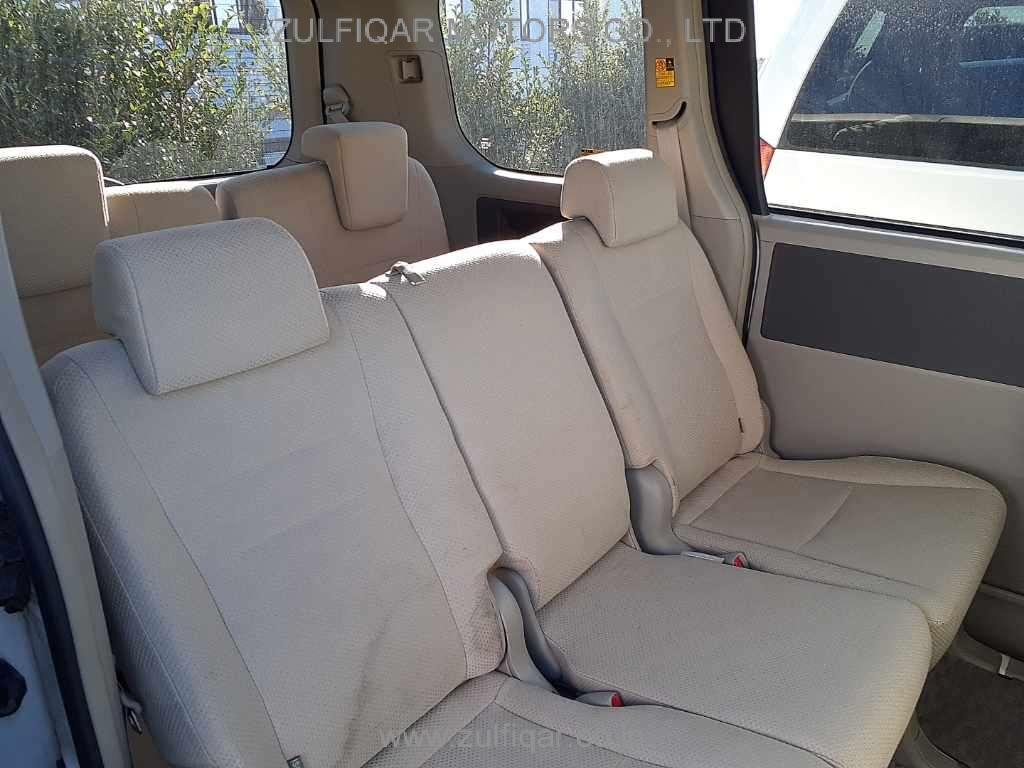 TOYOTA NOAH 2009 Image 9