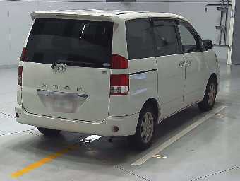 TOYOTA NOAH 2007 Image 2