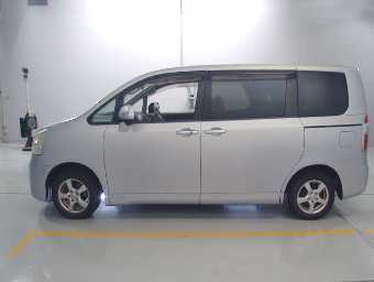 TOYOTA NOAH 2009 Image 4