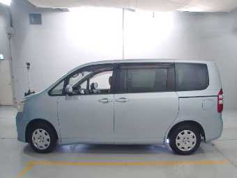 TOYOTA NOAH 2011 Image 4