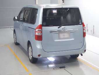 TOYOTA NOAH 2011 Image 6