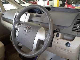 TOYOTA NOAH 2011 Image 7