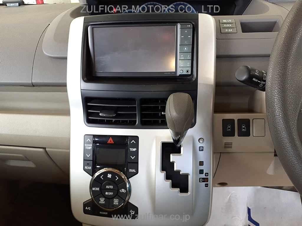 TOYOTA NOAH 2011 Image 10