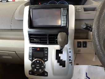 TOYOTA NOAH 2011 Image 9