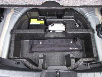 TOYOTA VITZ 2017 Image 12