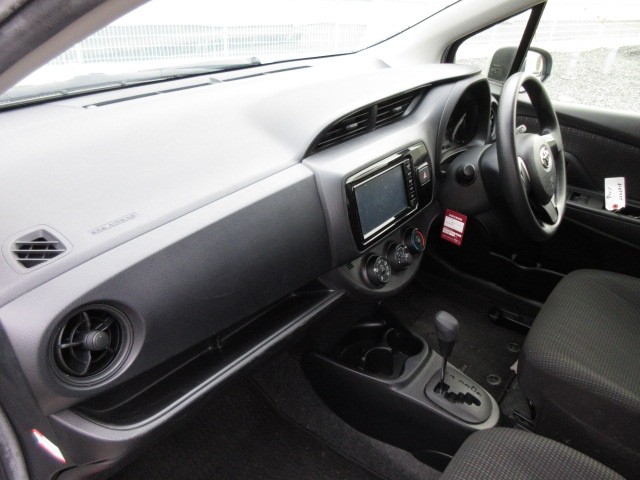 TOYOTA VITZ 2017 Image 21